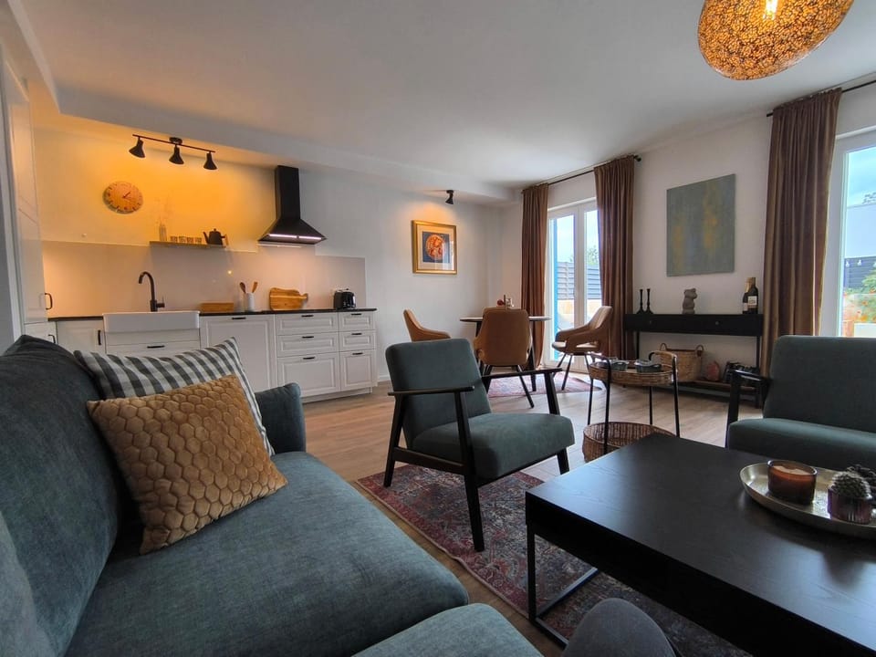 Kitchen or kitchenette, Living room, Seating area, Dining area
