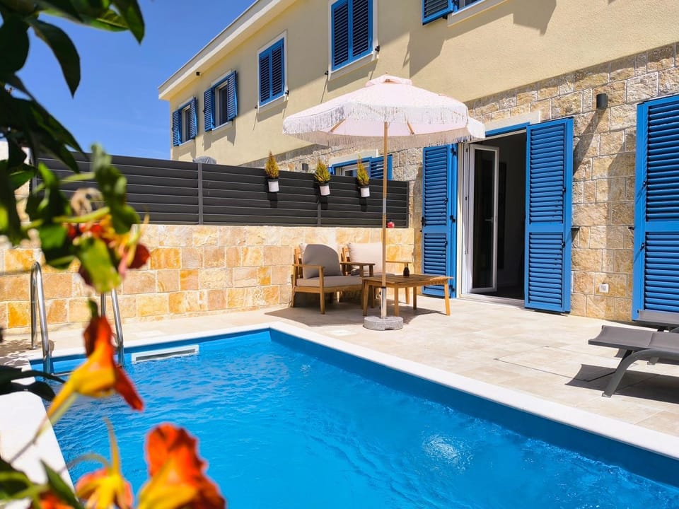Property building, Day, Balcony/Terrace, Pool view, Swimming pool