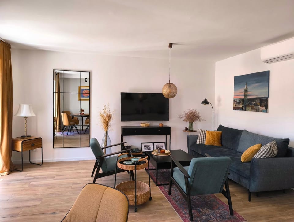 TV and multimedia, Living room, Seating area, Evening entertainment