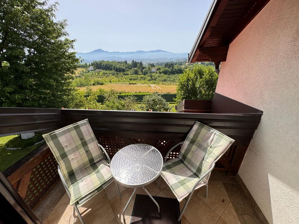 Natural landscape, View (from property/room), Balcony/Terrace, Seating area, Mountain view