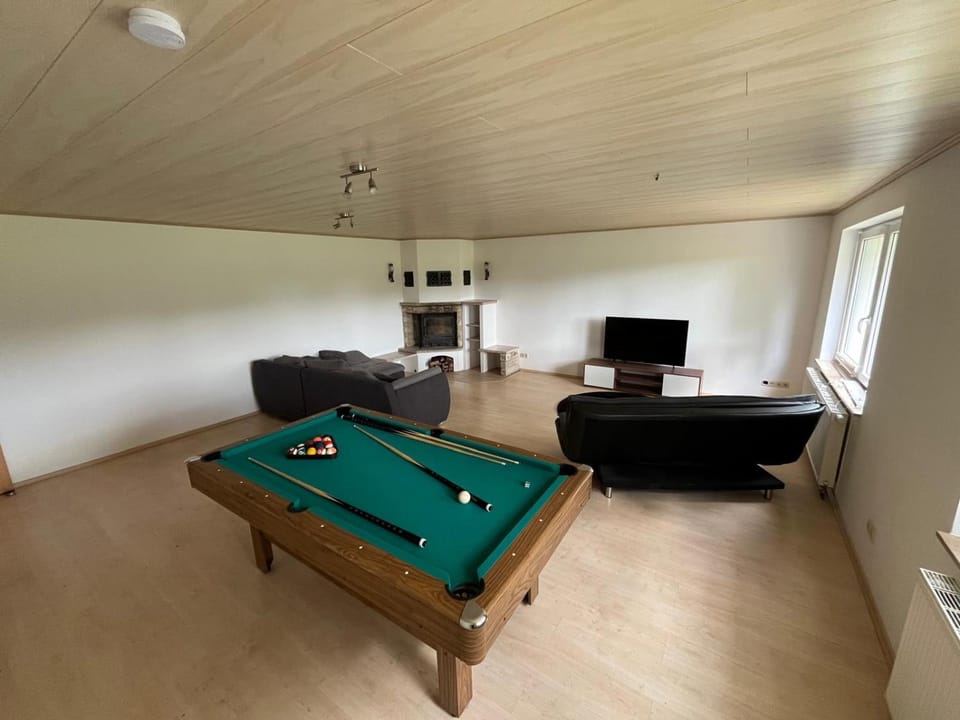 Communal lounge/ TV room, Billiard, Game Room, TV and multimedia, Living room, Seating area, Evening entertainment