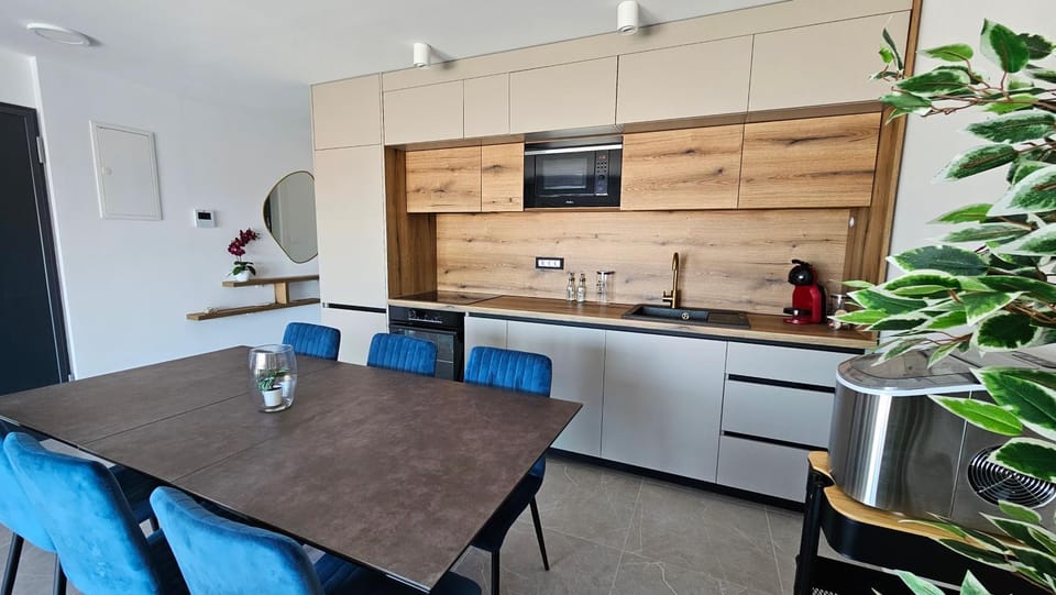 Coffee/tea facilities, Dining area, dishwasher, microwave, oven, stove, kitchen