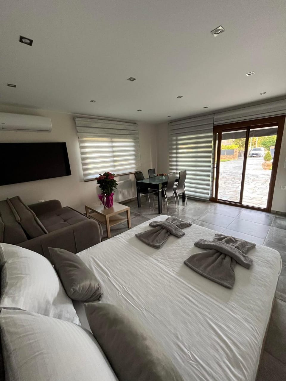 Bed, Dining area, Bedroom, towels