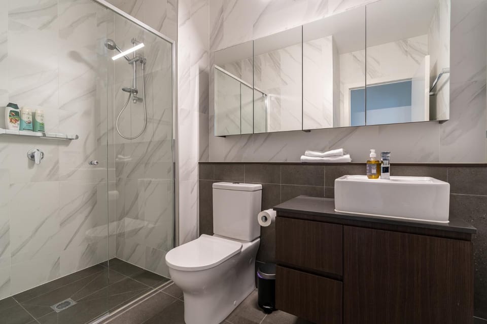 Shower, Toilet, Bathroom, towels