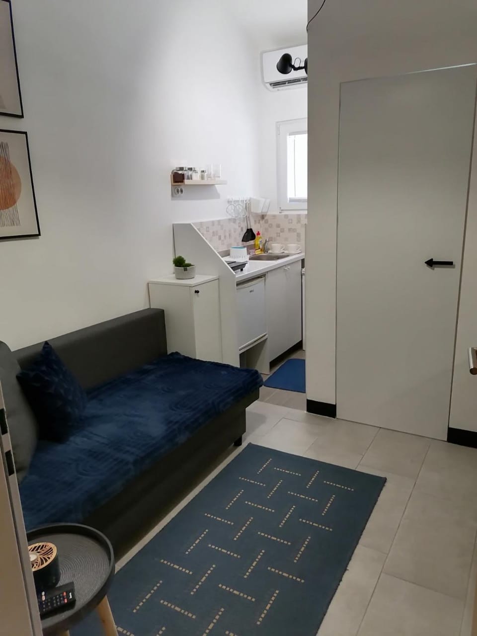 Kitchen or kitchenette, Living room, Seating area, oven, stove