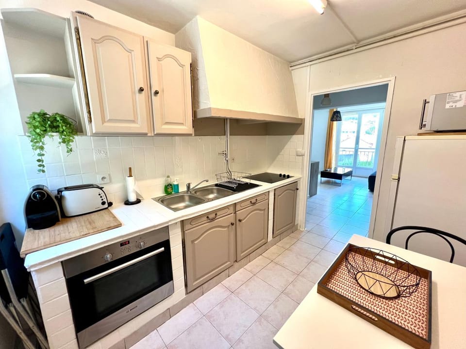 Kitchen or kitchenette, Dining area, oven, stove, toaster