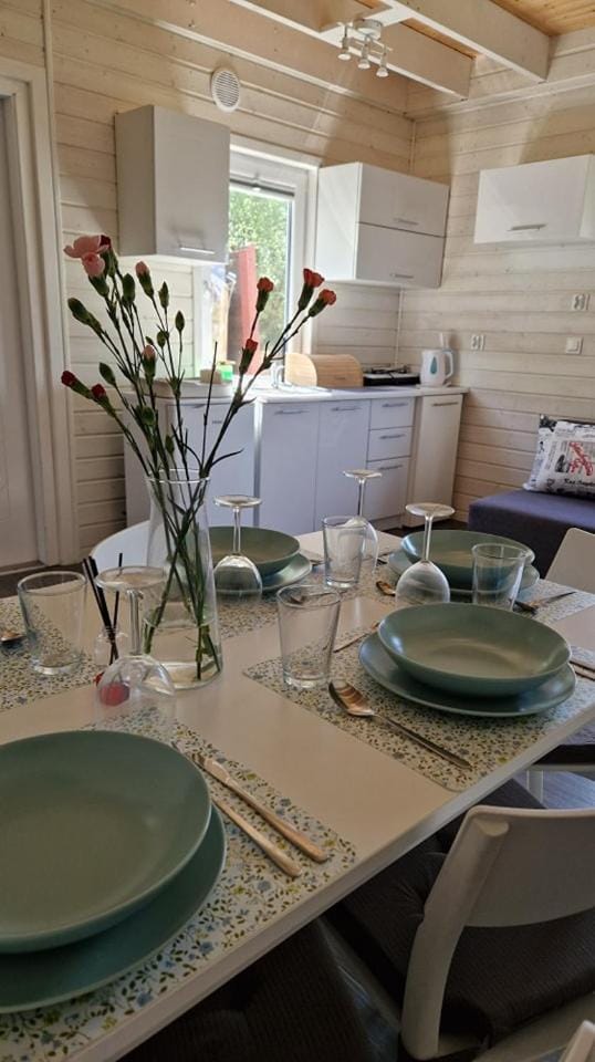 Kitchen or kitchenette, Dining area