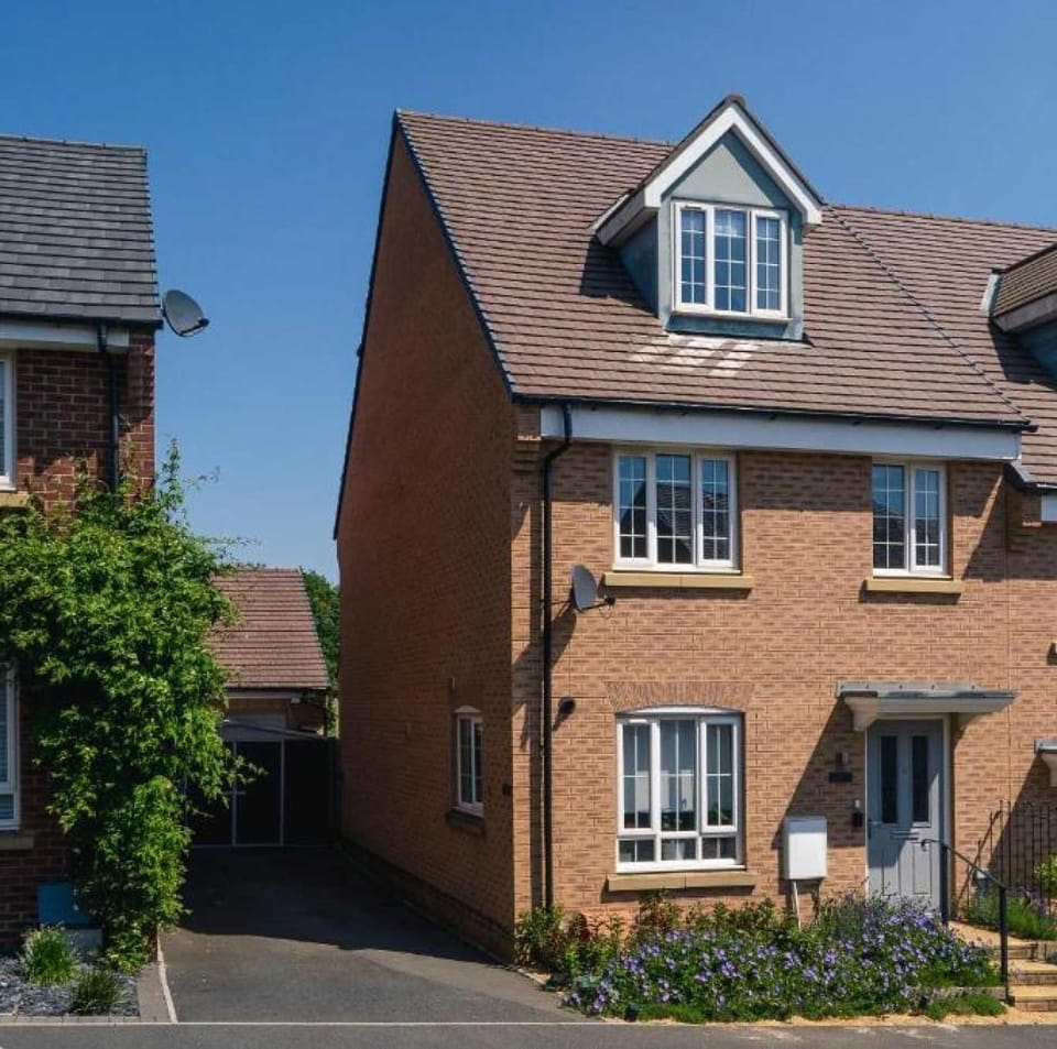 Comfortable 3 Bedroom Home w Garden and Parking House in Daventry District