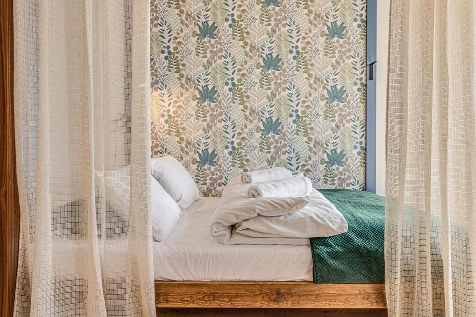 Bed, towels