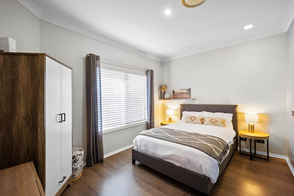 Homestead Spacious home for 12 with pool House in Burleigh Heads