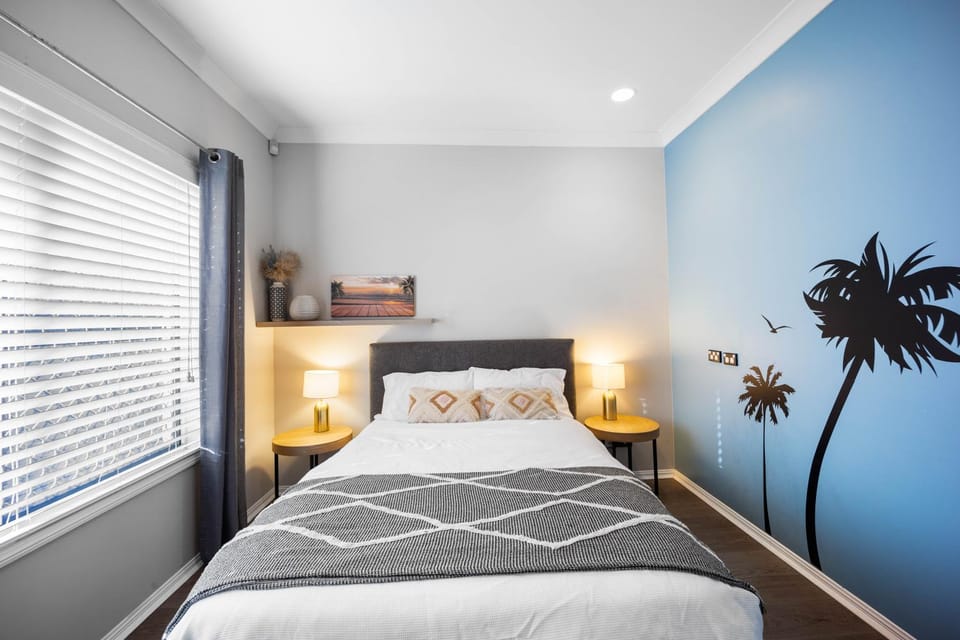 Homestead Spacious home for 12 with pool House in Burleigh Heads