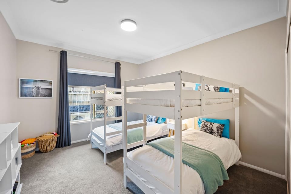 Homestead Spacious home for 12 with pool House in Burleigh Heads