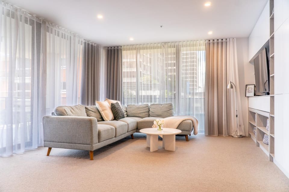 Beach front luxury with two carparks, pool, gym Apartment in Burleigh Heads