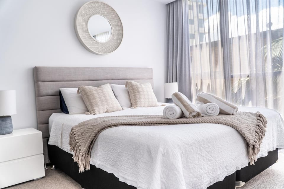 Beach front luxury with two carparks, pool, gym Apartment in Burleigh Heads