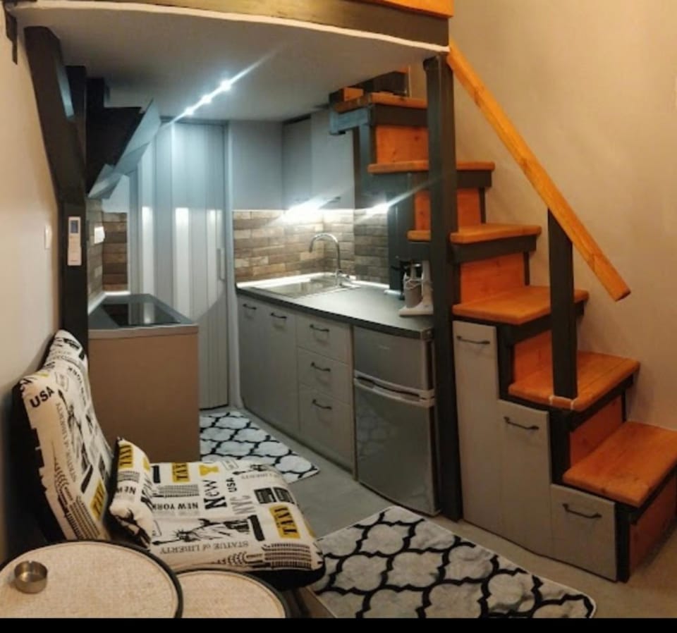 Kitchen or kitchenette, Living room, Seating area, stove