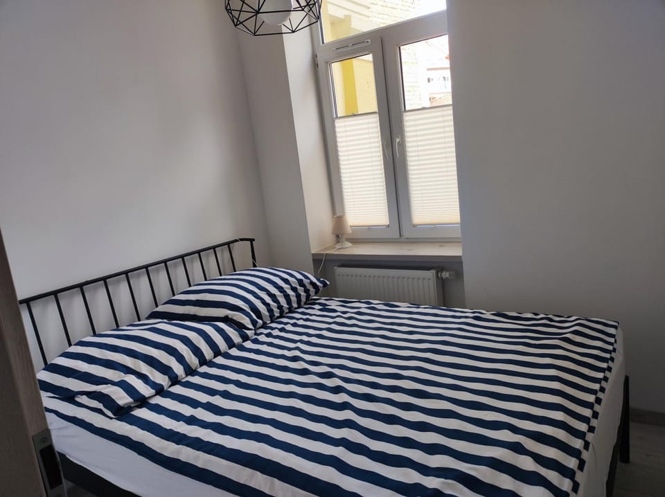 Bed, Seating area, Bedroom