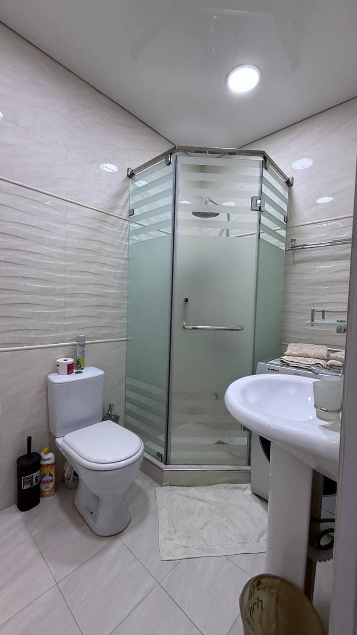 Shower, Toilet