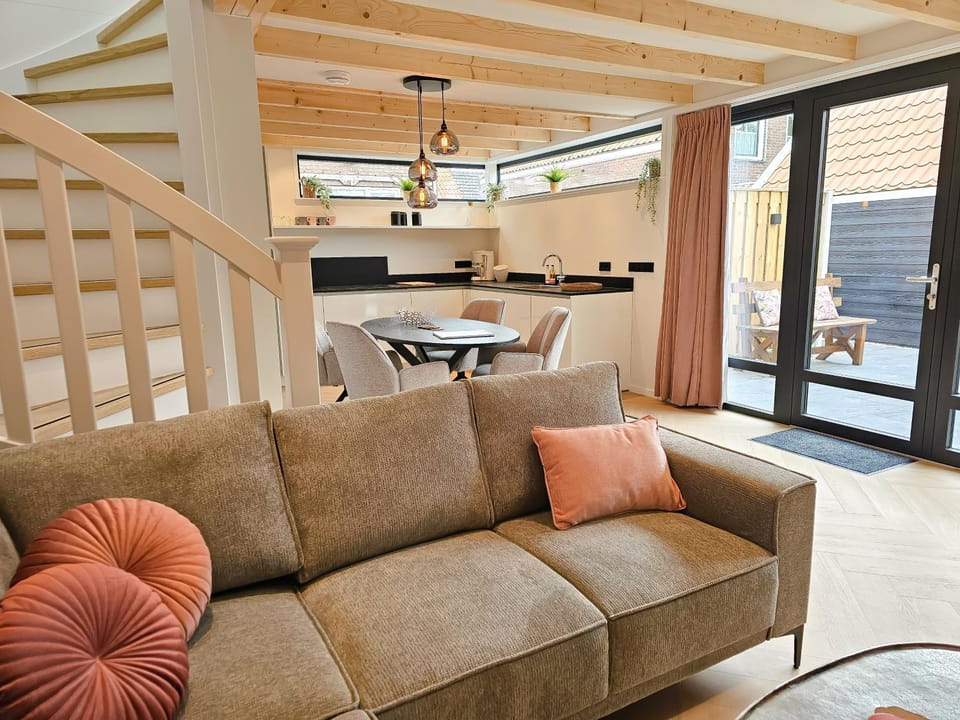 Seating area, Dining area, kitchen