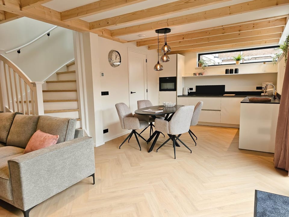 Dining area, kitchen