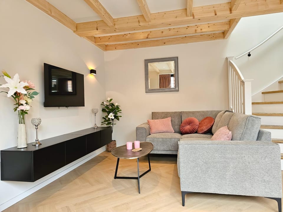 TV and multimedia, Seating area