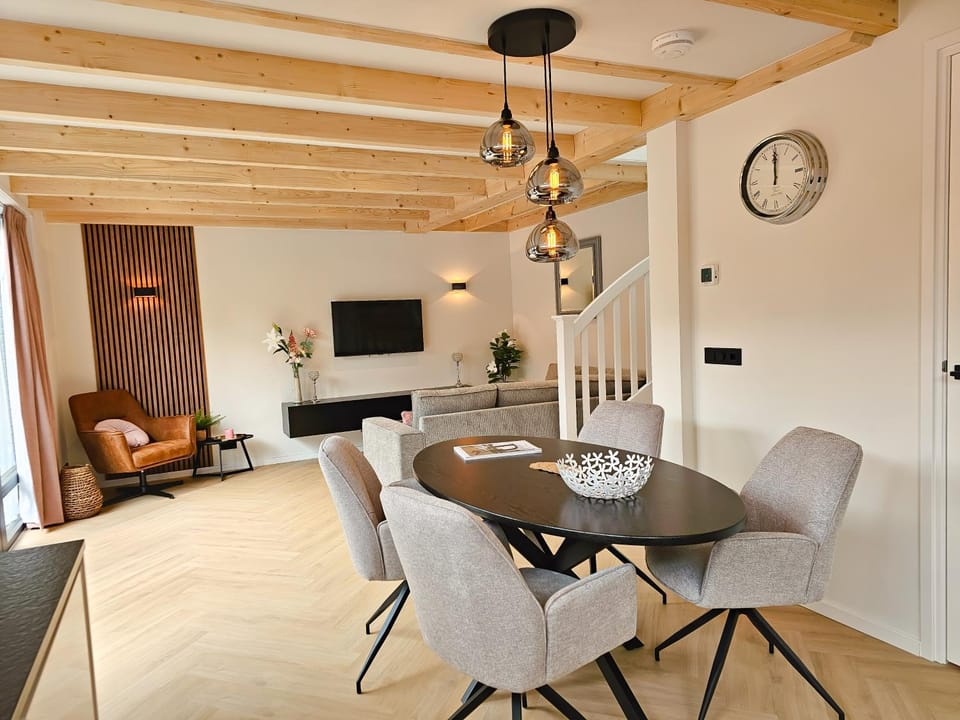 Seating area, Dining area