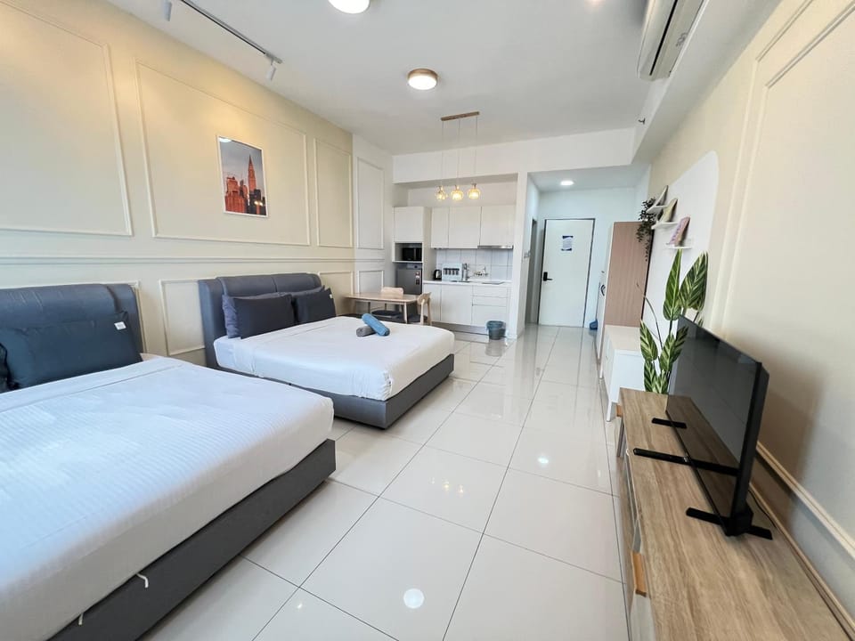 Communal lounge/ TV room, Bed, TV and multimedia, Living room, Seating area, Bedroom