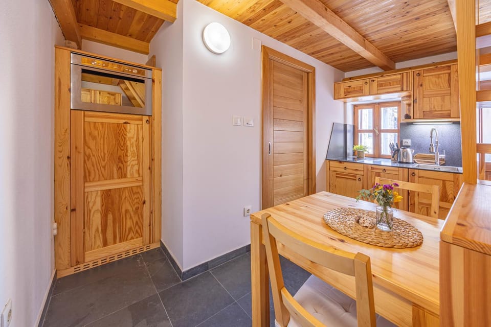 Kitchen or kitchenette, Dining area