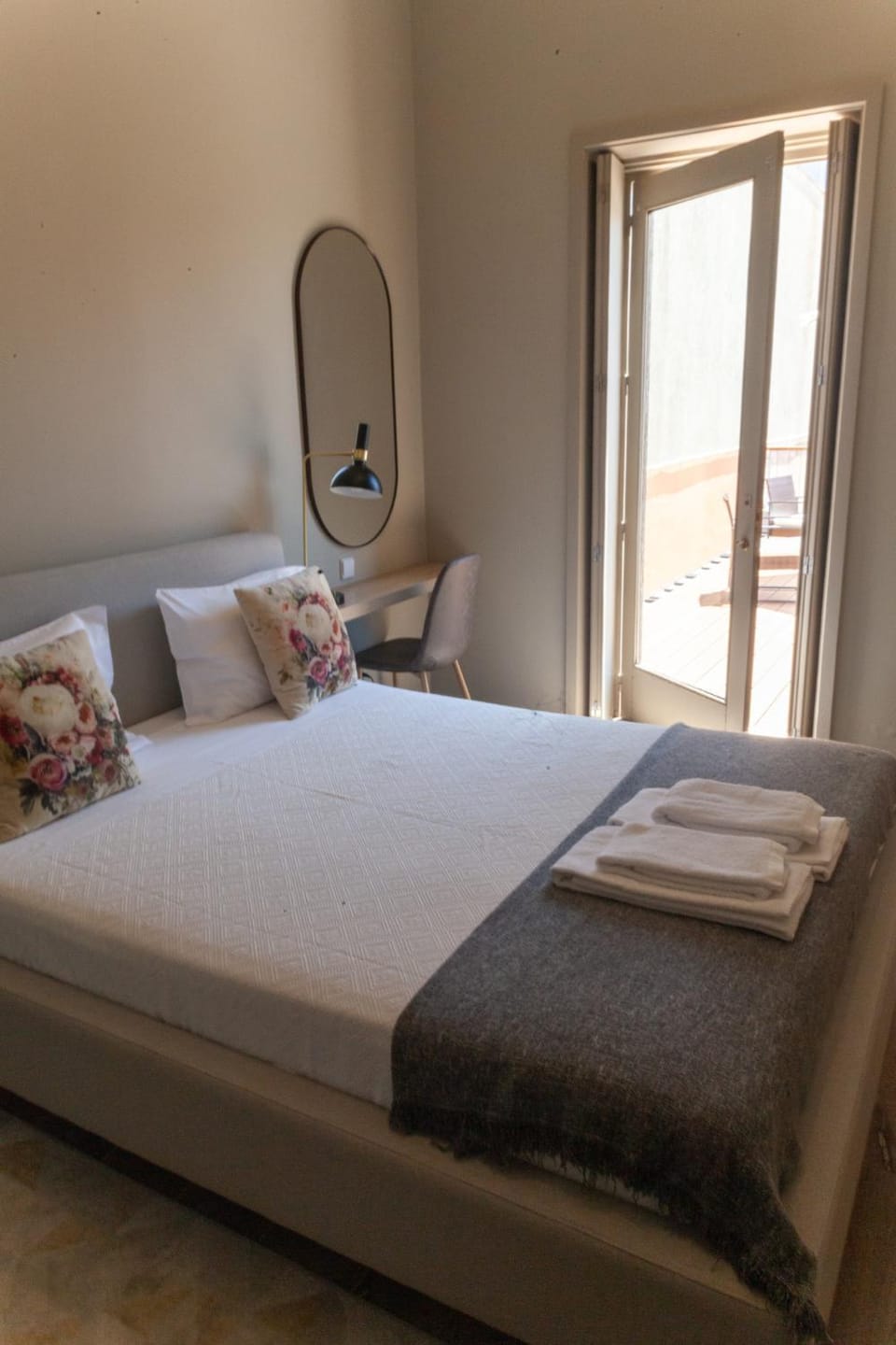 Bed, Bedroom, towels