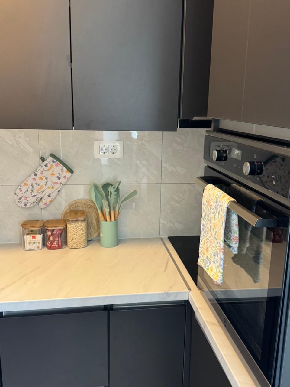 Coffee/tea facilities, Kitchen or kitchenette, oven, stove