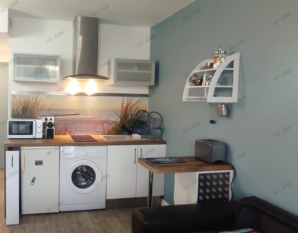Kitchen or kitchenette, toaster, washing machine
