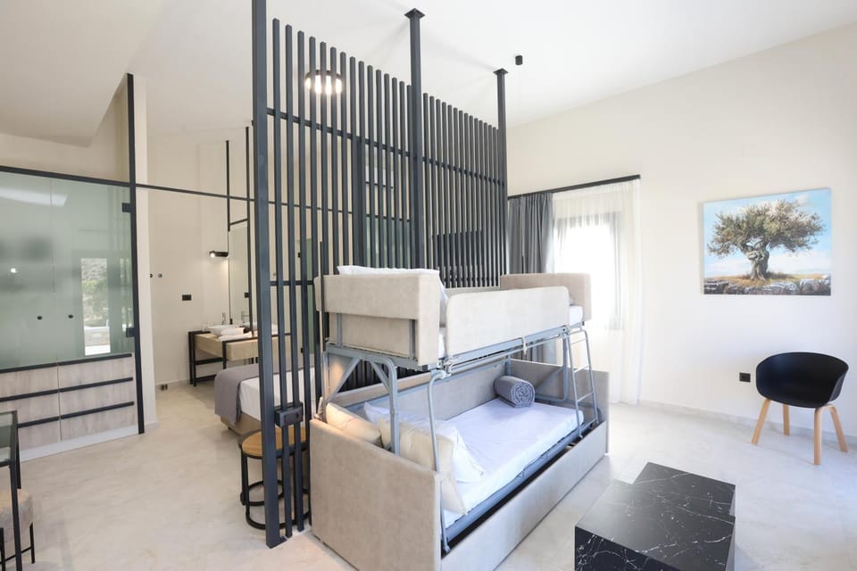 Bedroom, bunk bed