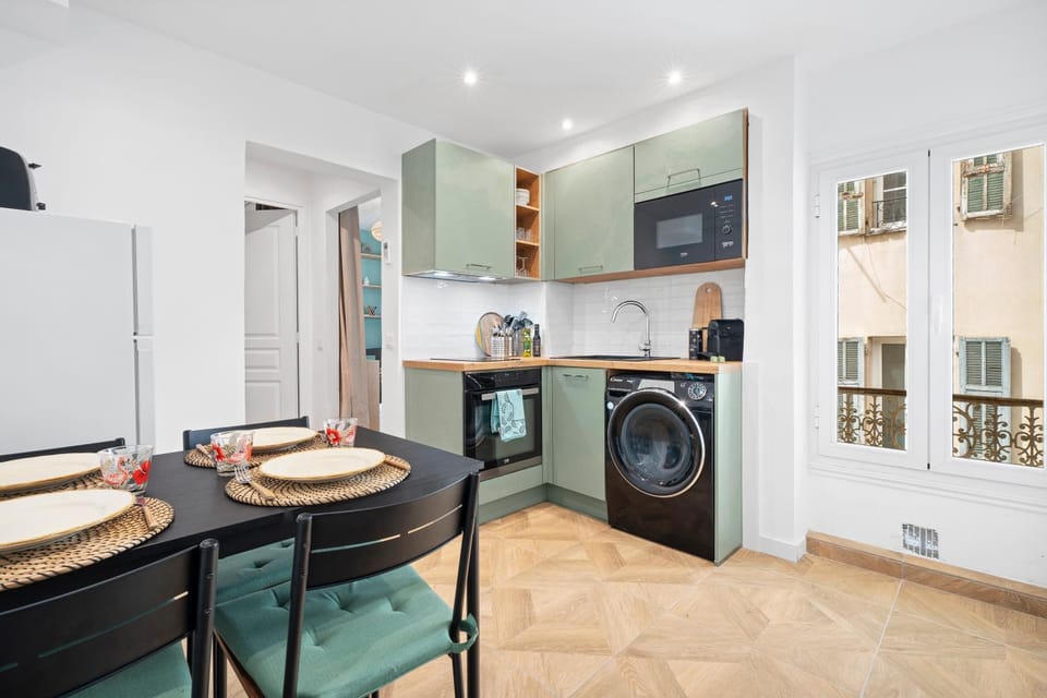 Kitchen or kitchenette, Dining area, washing machine
