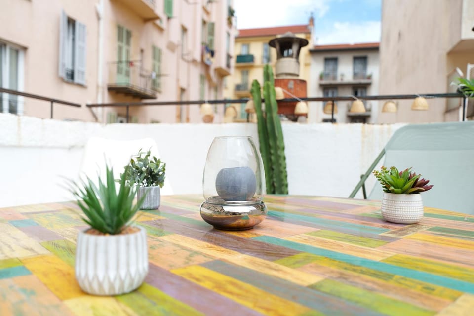 Property building, Patio, Balcony/Terrace, Dining area