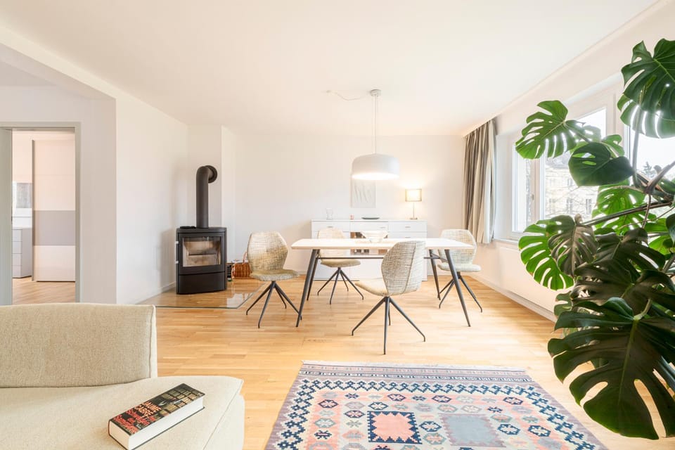 Living room, Seating area, Dining area, fireplace