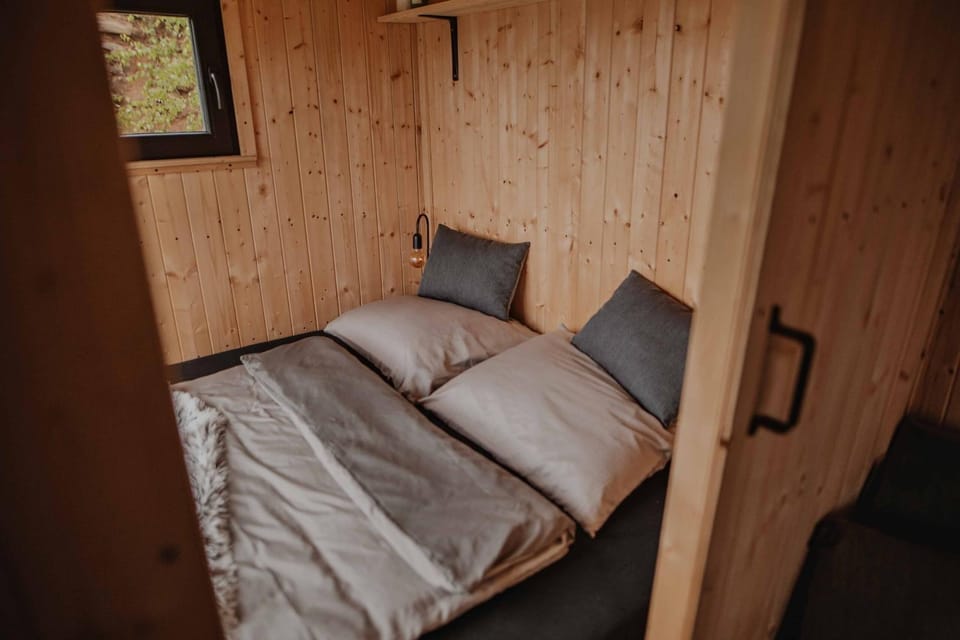 Kouzelná maringotka nad rybníkem Luxury tent in Czechia