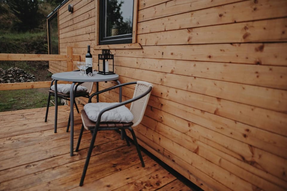 Kouzelná maringotka nad rybníkem Luxury tent in Czechia