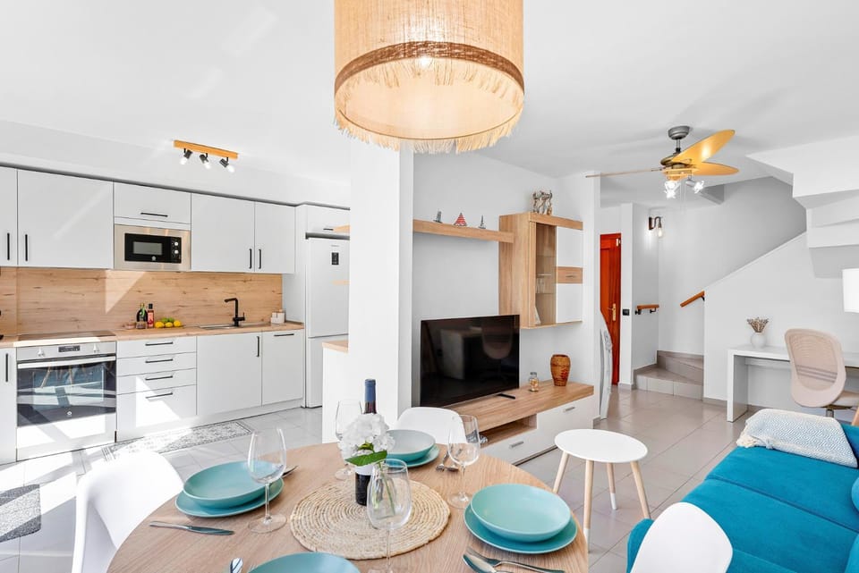 Kitchen or kitchenette, Seating area, Dining area