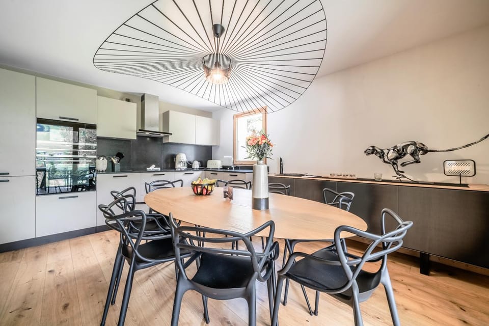 Kitchen or kitchenette, Seating area, Dining area, stove