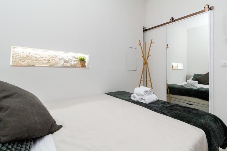 Bed, Photo of the whole room, towels