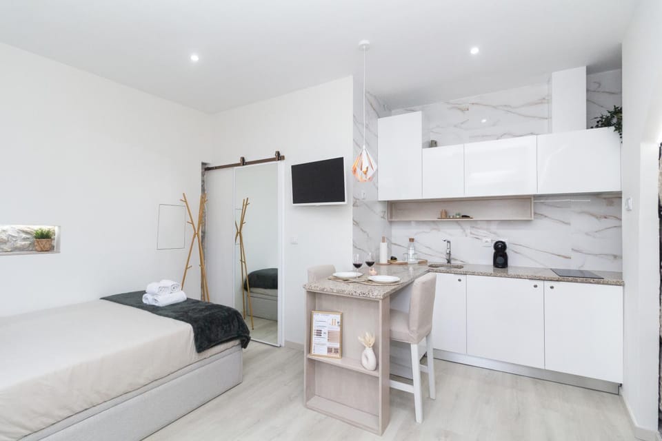 TV and multimedia, Photo of the whole room, Decorative detail, Decorative detail, Bedroom