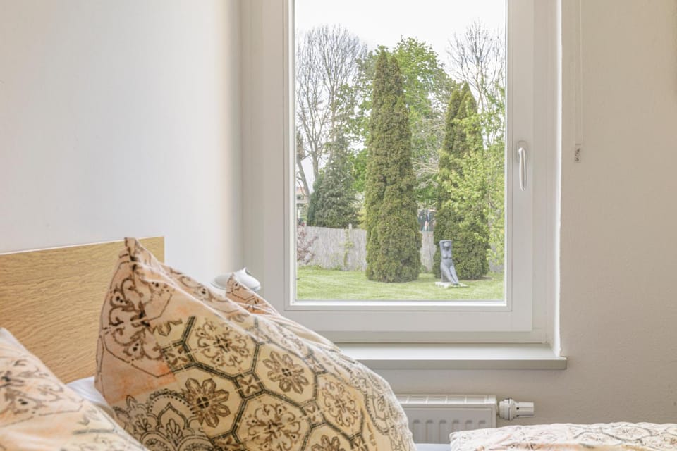 Bed, Bedroom, Garden view