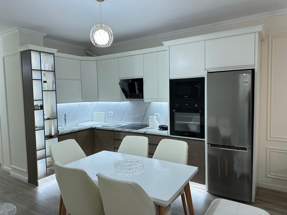 Kitchen or kitchenette, Dining area, minibar, oven, stove