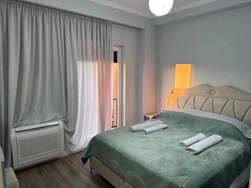 Bed, Bedroom, towels