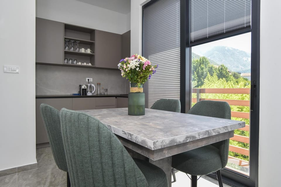 Coffee/tea facilities, View (from property/room), Dining area, Garden view, Mountain view, furniture, kitchen