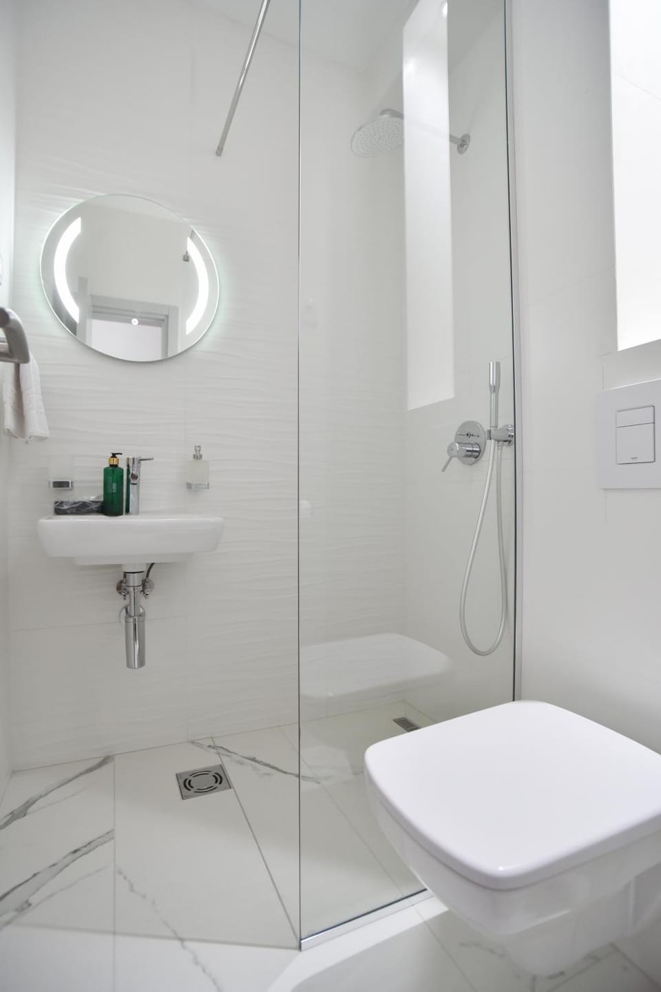 Shower, Toilet, towels