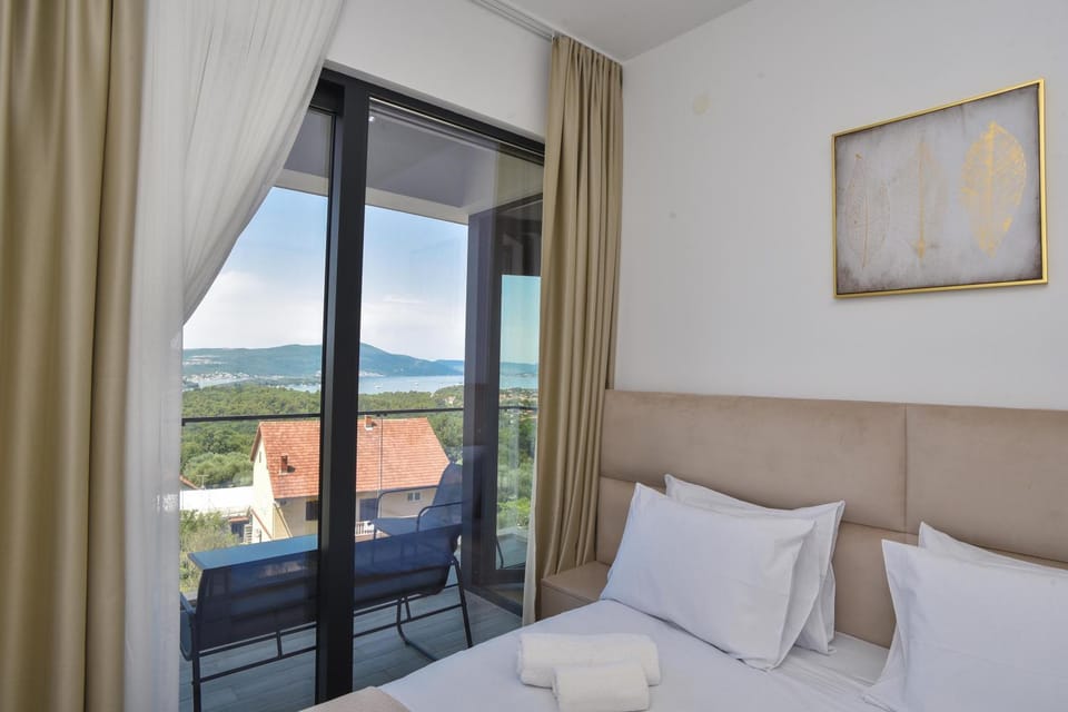 View (from property/room), Balcony/Terrace, Bedroom, Mountain view, Sea view