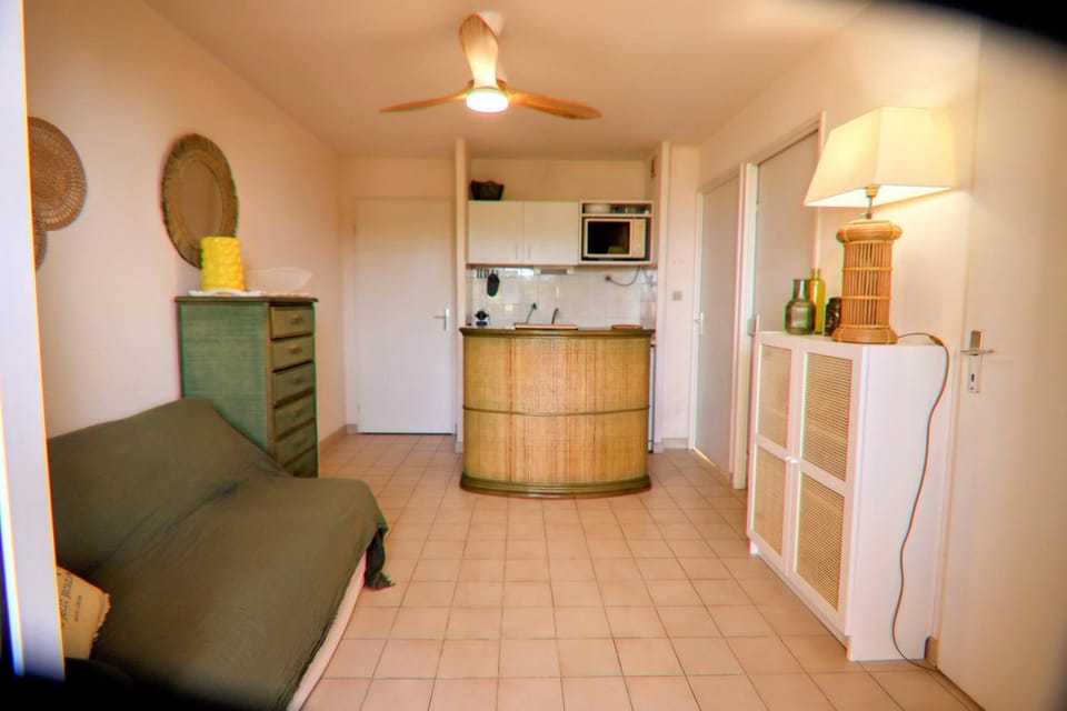 Kitchen or kitchenette, Living room, Lounge or bar