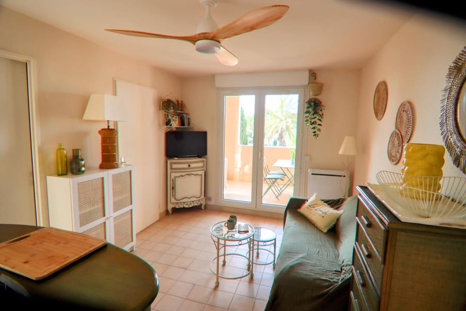 TV and multimedia, Living room, Lounge or bar, Dining area