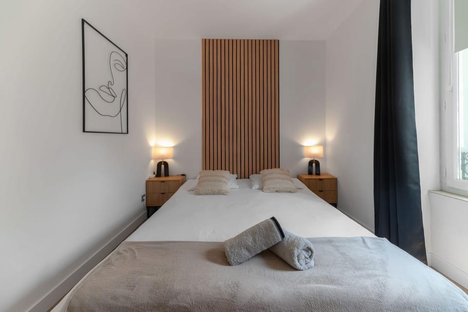 Bed, Bedroom, towels