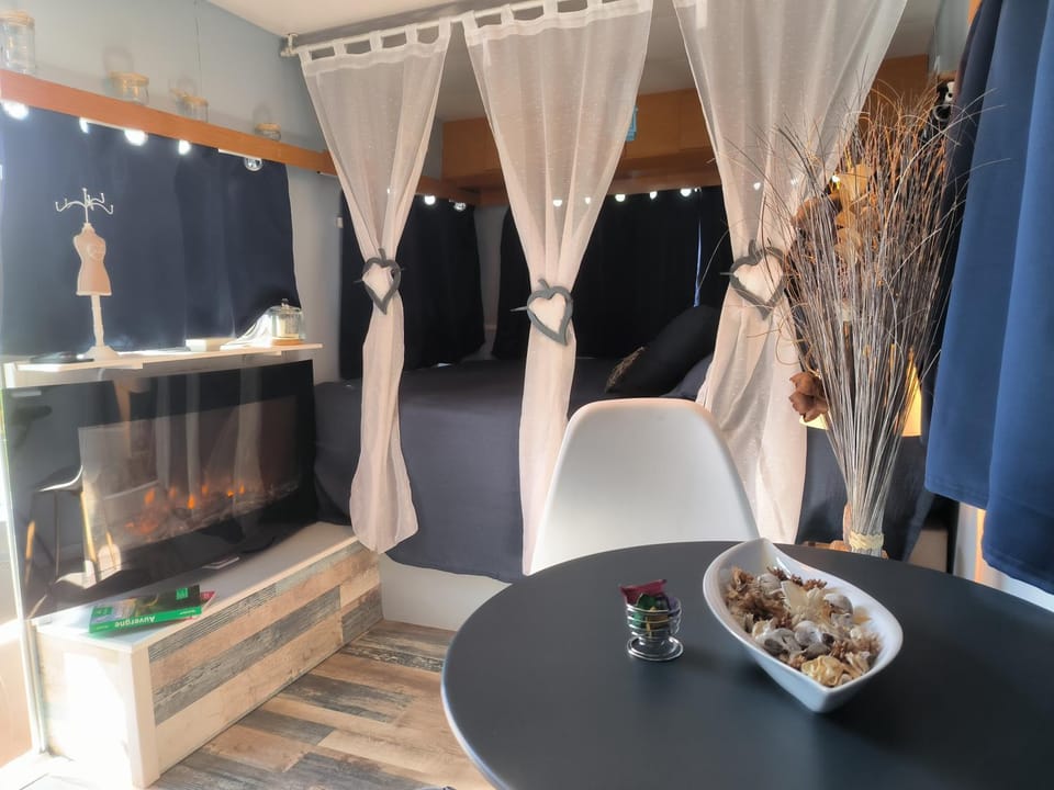 Caravane romantique " La Seventies" avec jacuzzi privatif Luxury tent in Auvergne-Rhône-Alpes